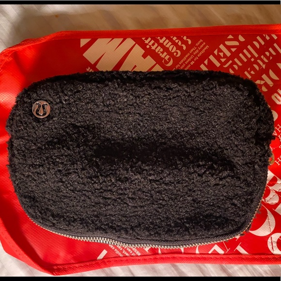 Sold out! Lululemon Everywhere Fleece Belt Bag NWT - Picture 6 of 7